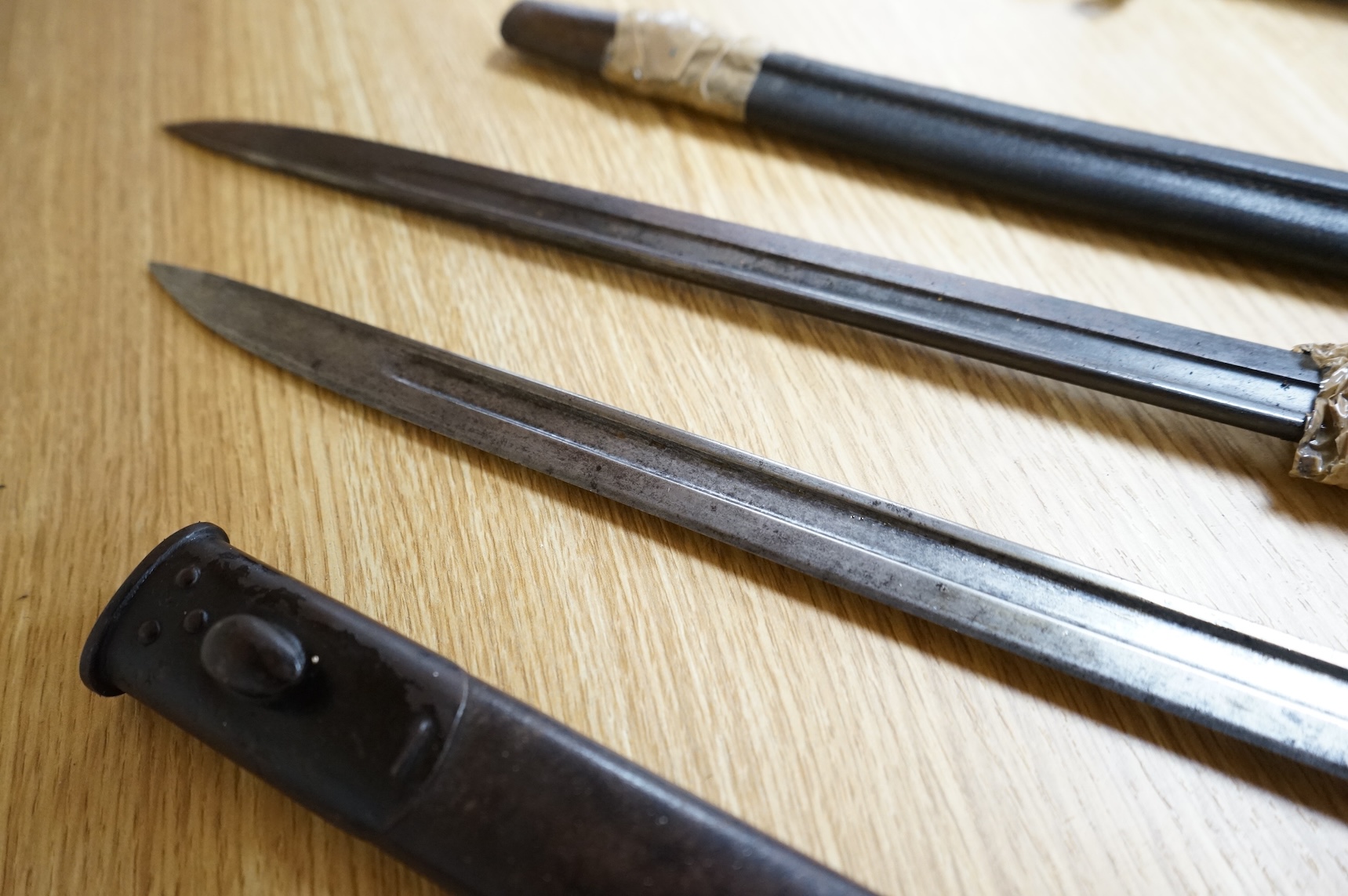 Two early 20th century British bayonets; a 1907 pattern bayonet, together with a 1913 pattern bayonet, both by Remington